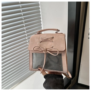 Dettaglio della borsa ita rosa con fiocco decorativo e tasca a rete trasparente