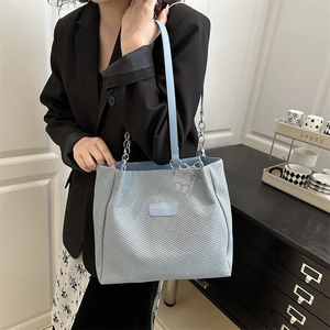 Sac fourre-tout bleu clair à la mode avec chaînes argentées et texture tissée