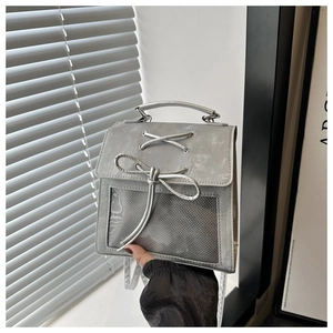 Borsa metallizzata argento con fiocco e tasca a rete trasparente per piccoli accessori