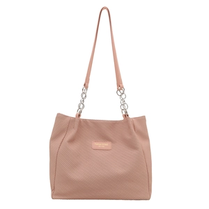 Chic mauve tote bag with diagonal texture and metal chain strap for stylish commuting