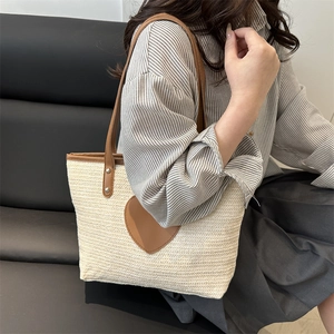 Sac fourre-tout en paille avec patch cœur et anses en cuir pour la plage en été