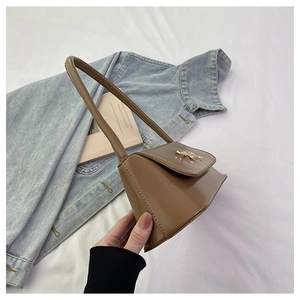 Sac baguette en similicuir marron avec boucle nœud doré et design minimaliste