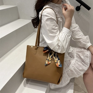 Sac fourre-tout marron avec foulard en soie pour un look de bureau chic minimaliste