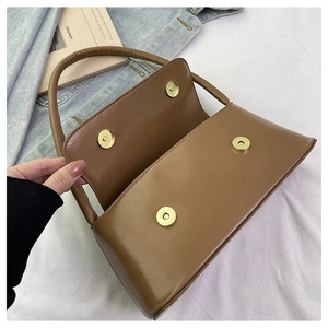Détail du sac en similicuir caramel avec double fermeture magnétique dorée et rabat
