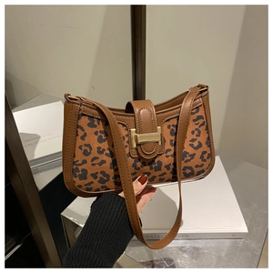 Détail du sac bandoulière à motif léopard avec bordure en cuir PU brun et boucle dorée