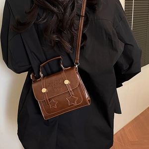 Mini sac à bandoulière vintage marron avec écussons étoiles et lettres embossées