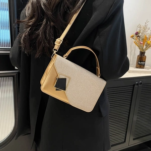 Umhängetasche in Champagner-Gold mit Glitzer-Patchwork und geometrischer Metallschnalle