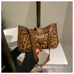Détail du sac hobo vintage léopard avec boucle dorée et finitions en cuir marron