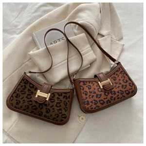 Détail de sacs à bandoulière léopard avec boucles en H dorées sur fond stylé