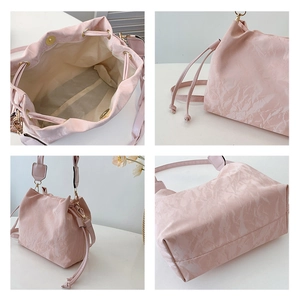 Détails montrant l'intérieur spacieux et la texture plissée brillante du sac seau rose