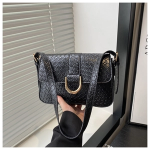 Détail du sac bandoulière noir motif crocodile avec élégante quincaillerie anneau en D doré