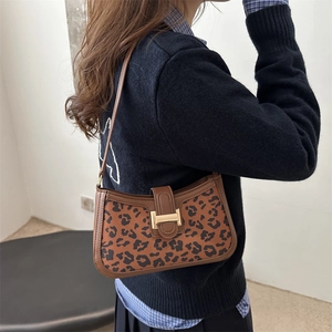 Petit sac sous l'aisselle à imprimé léopard rétro avec boucle dorée et bordure en cuir