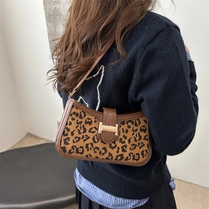 Sac bandoulière rétro à imprimé léopard avec bordure en cuir et fermoir doré