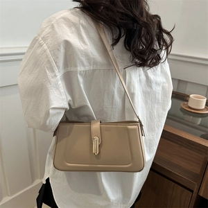 Sac sous le bras minimaliste en similicuir marron clair avec boucle en métal doré