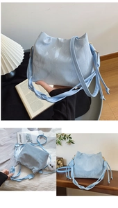 Sac seau nuage bleu clair avec sangle tissée à nœuds et texture cuir marbré