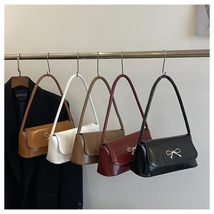 Sélection de sacs baguette en cuir verni brillant avec des détails de nœuds métalliques
