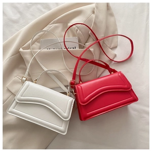 Vue détaillée de sacs à main matelassés à rabat ondulé en similicuir rouge et blanc