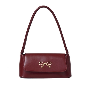Sac baguette bordeaux chic avec boucle noeud vintage et finition cuir brillant