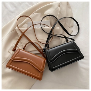Détail de sacs à main rectangulaires noir et marron avec bords de rabat festonnés élégants
