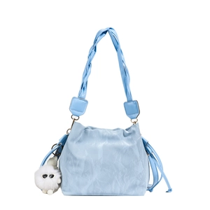 Sac seau bleu clair en PU à texture froissée avec poignée tressée et charm peluche