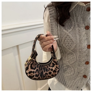 Dettaglio della mini borsa a mezzaluna con stampa leopardata e cerniera in metallo dorato