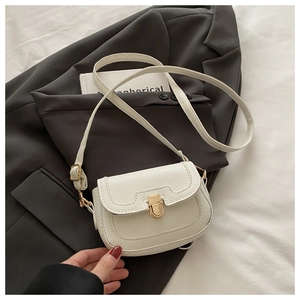 Gros plan sur cuir grainé blanc avec boucle dorée et coutures de précision soignées