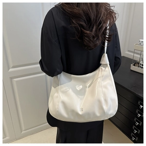 Dettaglio borsa hobo in vernice bianca con forma a mezzaluna e pieghe naturali eleganti
