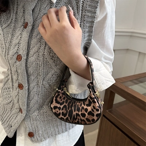 Borsa a mezzaluna leopardata stile francese con cerniera dorata e texture animalier