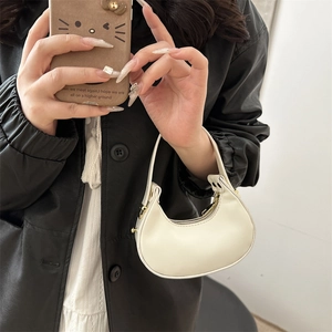 Borsa a mezzaluna bianca minimalista con dettagli dorati e tracolla in pelle chic