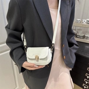 Sac à bandoulière minimaliste en cuir grainé blanc avec boucle en métal doré