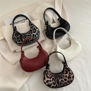 Borsa a mezzaluna francese disponibile in cinque colori eleganti con hardware oro