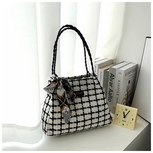 Détail du sac cabas en tweed à carreaux noir et blanc avec anses tissées et foulard
