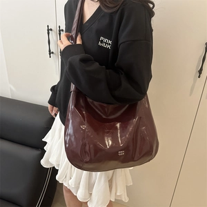 Grande borsa tote in pelle verniciata bordeaux con finitura lucida e tracolla larga