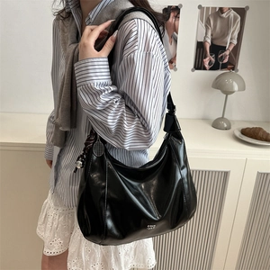 Borsa hobo nera capiente in ecopelle con logo e ciondolo a foulard decorativo