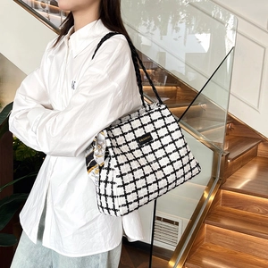 Grand sac fourre-tout à damier noir et blanc avec foulard en soie et étiquette FASHION