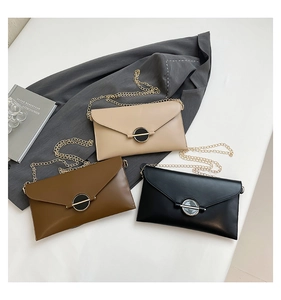 Trois pochettes enveloppe en beige, marron et noir avec chaînes dorées et barres métal