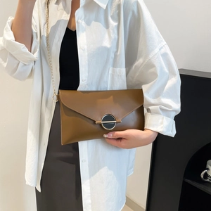 Pochette enveloppe en cuir marron minimaliste avec chaîne dorée et boucle