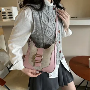 Retro patchwork shoulder bag in pink leather and beige canvas with gold metal buckle