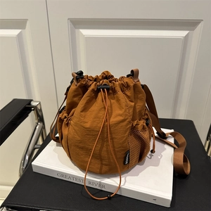 Sac Seau en Nylon avec Cordon de Serrage pour Femmes Sac à Bandoulière Décontracté Léger avec Poches Latérales en Filet pour le Quotidien
