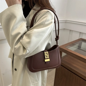 Borsa a spalla chic a mezzaluna in pelle marrone con fibbia metallica geometrica dorata