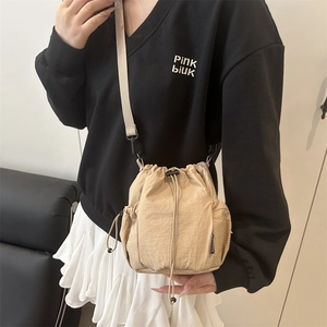 Sac seau en nylon kaki avec cordon de serrage, poches en filet et bandoulière pour femmes