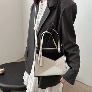 Schicke dreifarbige geometrische Lederhandtasche mit Krokostruktur und Schultergurt