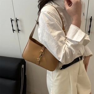 Sac baguette chic en cuir camel avec un fermoir crochet doré pour femme à la mode