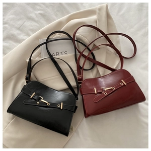 Nahaufnahme minimalistischer Retro-Schultertaschen mit goldener Metallschnallen-Deko