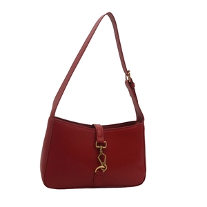 Sac baguette sous le bras en similicuir rouge avec boucle à piston dorée iconique