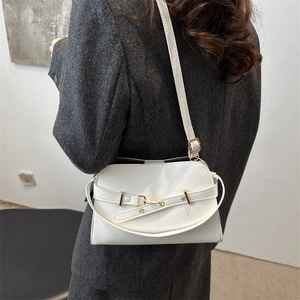 Minimalistische weiße Schultertasche aus Kunstleder mit verstellbarem Gurt und Goldverschluss
