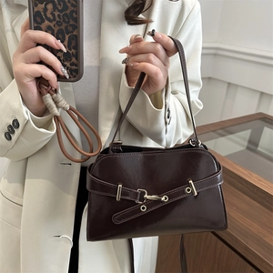 Schicke dunkelbraune Retro-Muscheltasche mit goldener Schnalle und langem Riemen