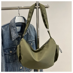 Sac bandoulière en nylon vert olive en forme de croissant avec poches à cordon sur cintre