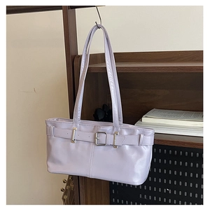 Dettaglio della borsa a spalla rettangolare lilla con elegante fibbia in metallo chic