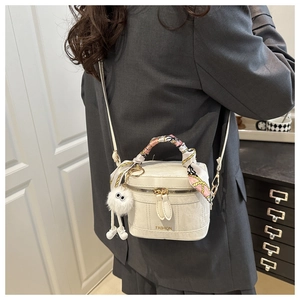 Détail du sac boîte blanc avec poignée en foulard de soie et breloque en peluche